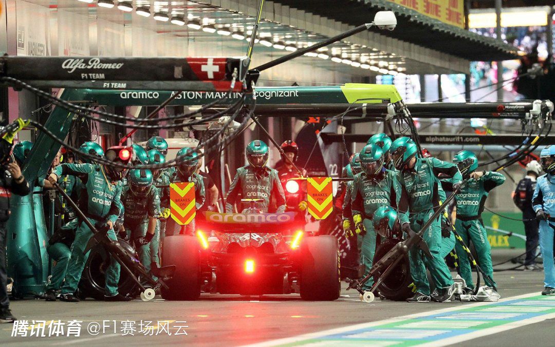 而在口碑方面，截止9月29日10:00，微博大V给出的推荐度为：《攀登者》98%推荐度，共47人评分；《我和我的祖国》97%推荐度，共36人评分；《中国机长》94%推荐度，共52人评分